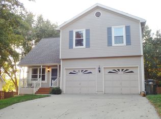 915 Stonecrest Dr, Lansing, KS 66043