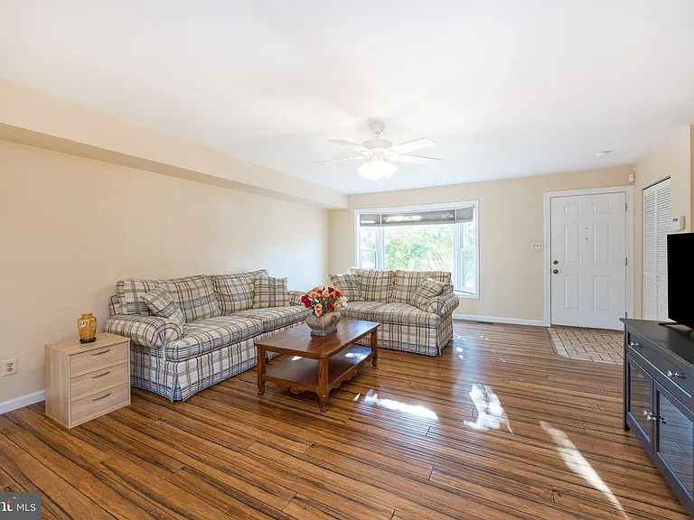 3930 Gatehouse Ln — Photo 6