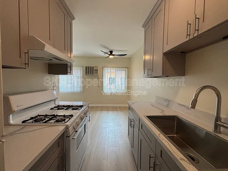 526 E Windsor Rd #10 — Photo 6