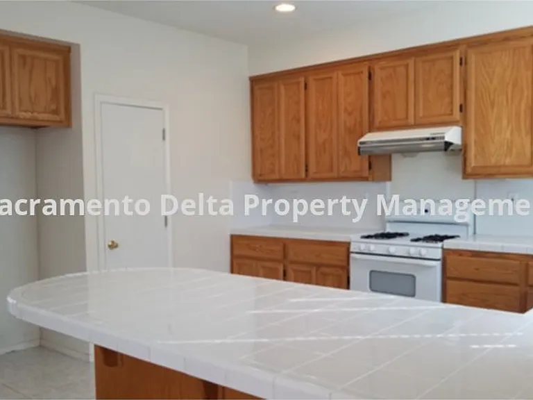 433 Coventry Ct — Photo 4