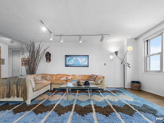 3rd image of 555 North Avenue