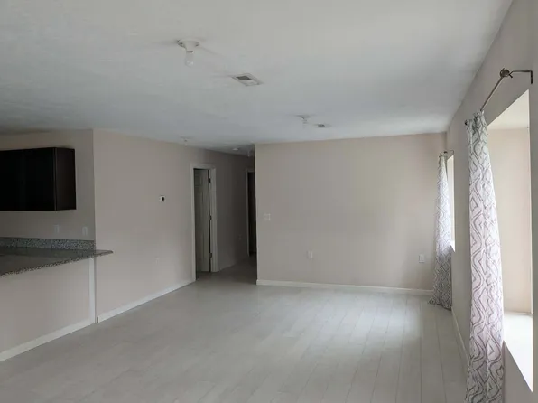 657 W Grant St, West Point, NE 68788