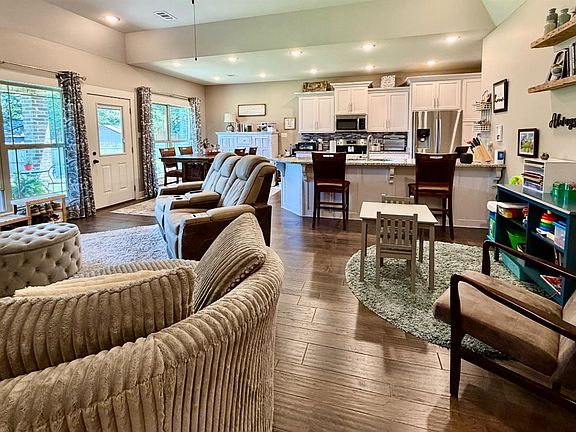 3rd image of 908 Sandra Ln