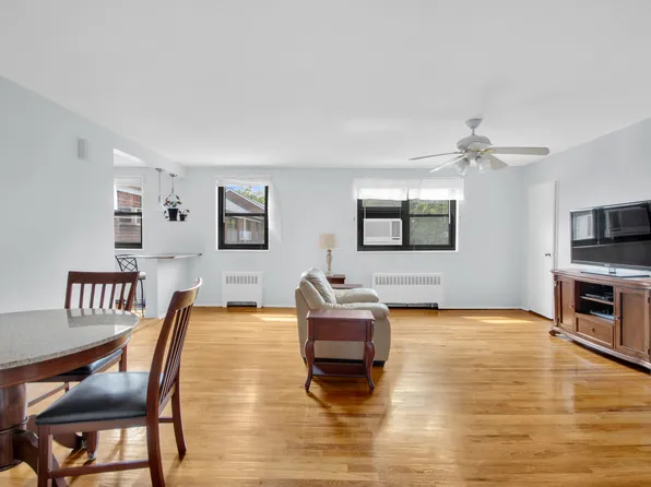 21-29 Utopia Parkway image 1 of 8