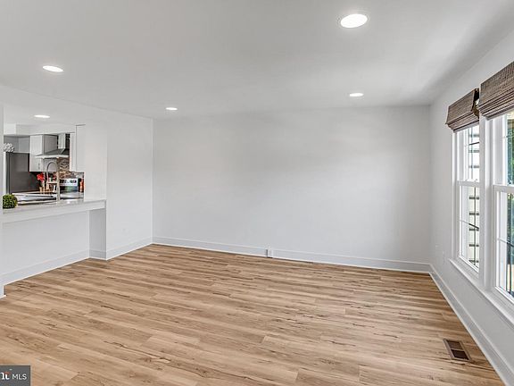 5th image of 16948 Point Pleasant Ln