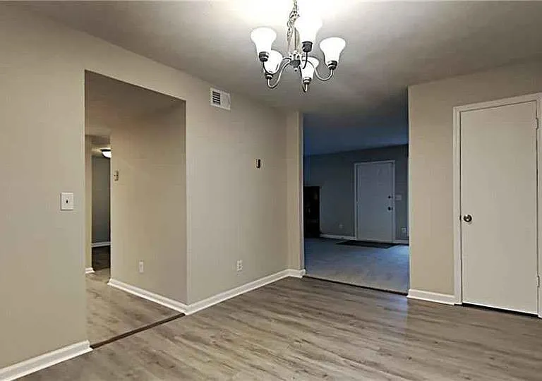 1386 Williamsburg Ln — Photo 6