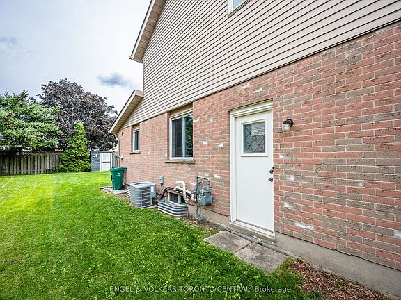3rd image of 601 Pinerow Cres