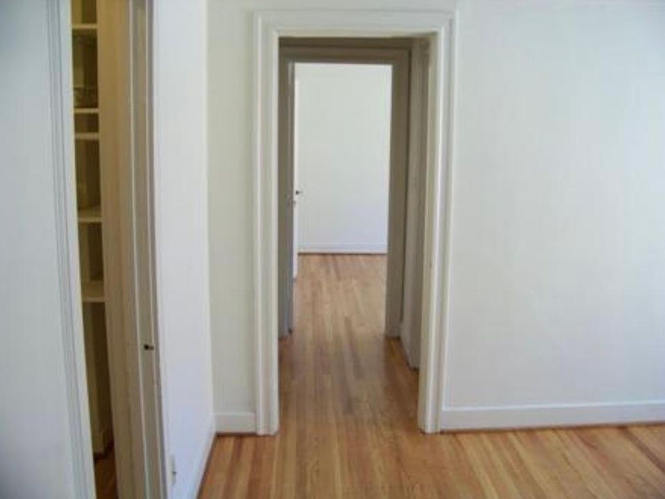 1st image of 1305 Queen Anne Ave N #115