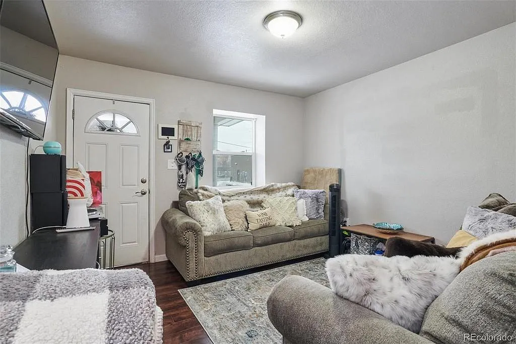 2 bed, 715 sqft, $2,245 — Photo 3