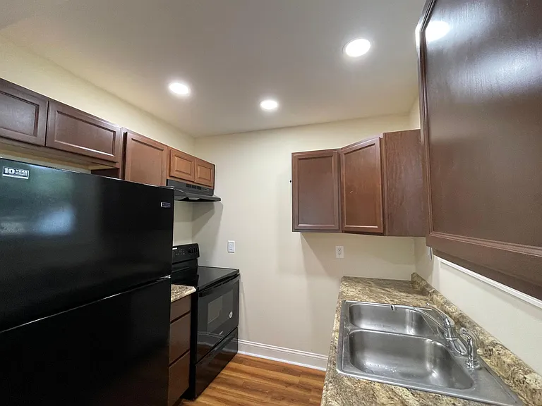604 Avery St — Photo 14