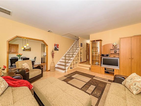 4th image of 102 Glenwood Ter