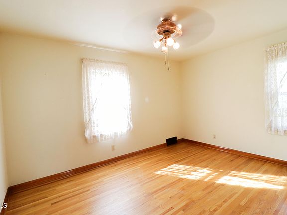 4th image of 204 11th Ave NW