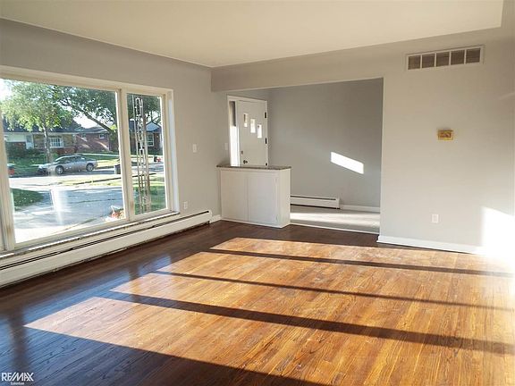 5th image of 27135 Sylvan Ave