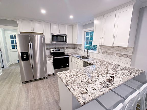5th image of 104 Harell St