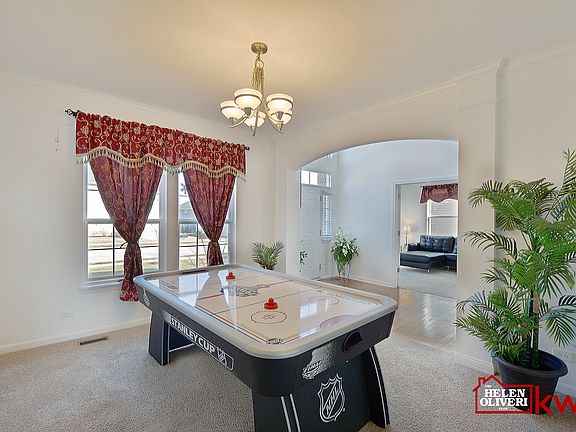 5th image of 813 Tall Grass Ln