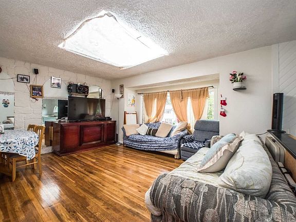 4th image of 27 Owens St