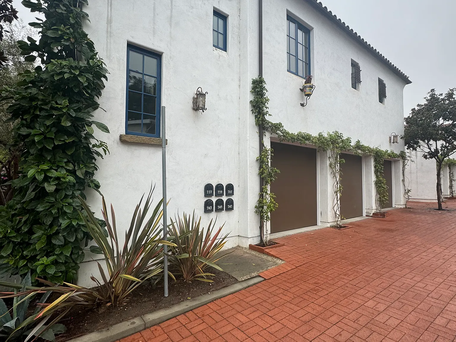 747 E Anapamu St — Photo 2