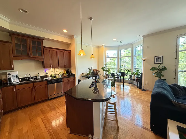 219 Stetson St — Photo 5