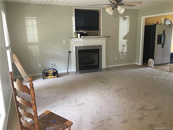 2nd image of 918 Caroline Cir