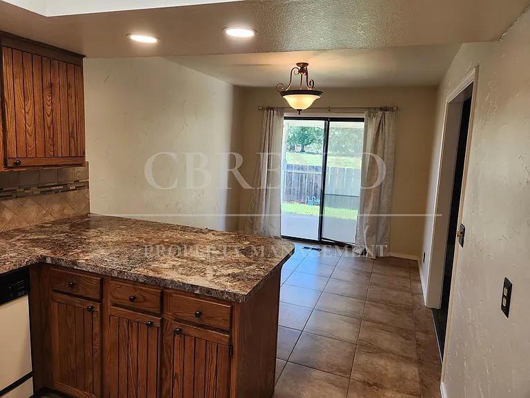 423 Oakdale Dr — Photo 6