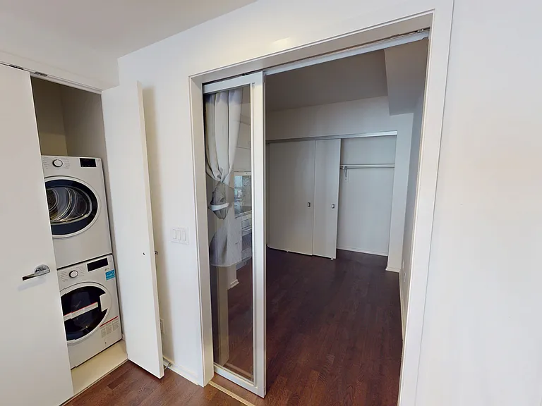 1 Bloor St E #4407 — Photo 7