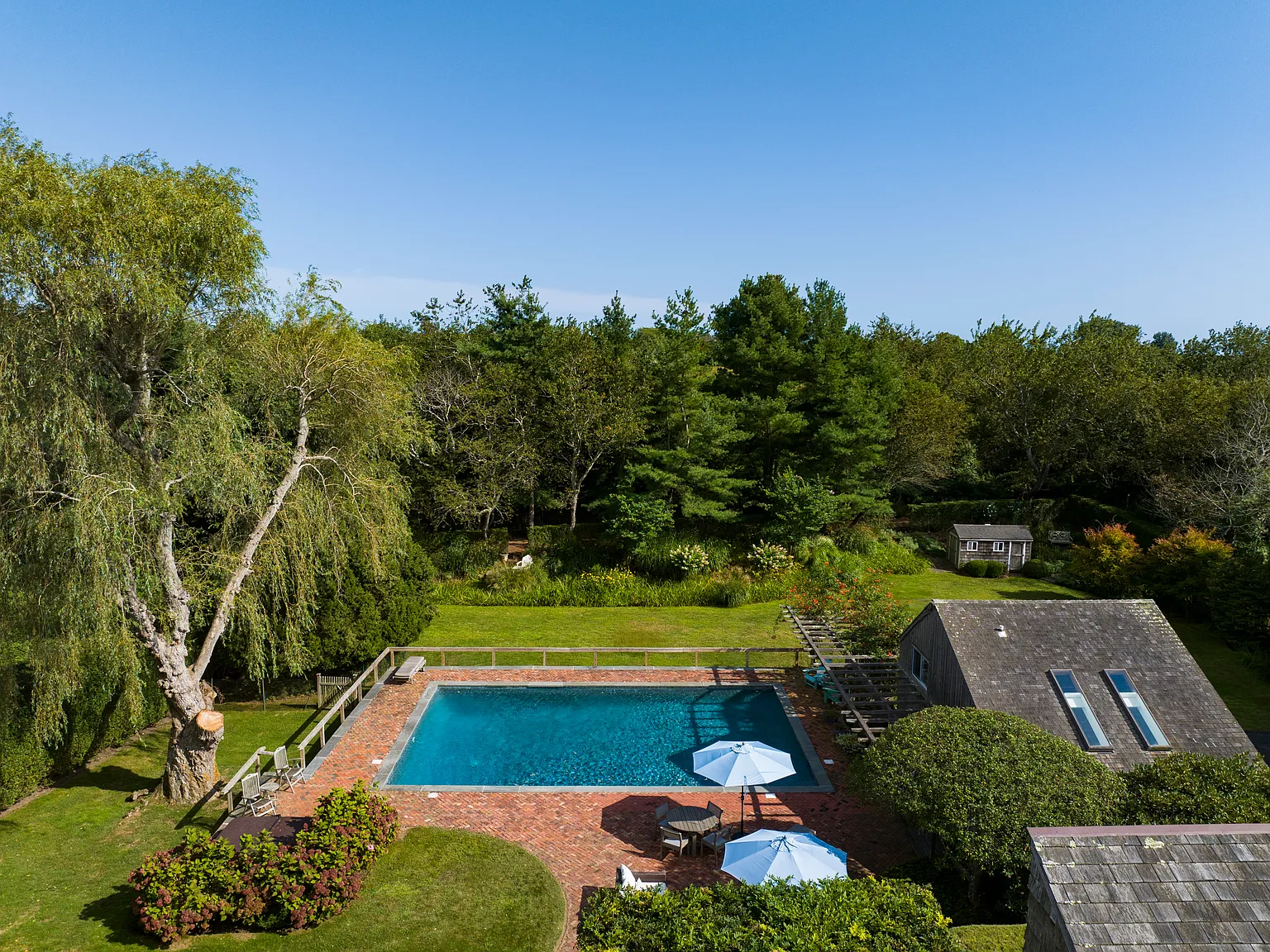 A Modern Bridgehampton Retreat with 2 Bonus Rooms — Photo 2