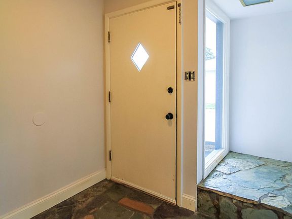 5th image of 2209 Cherry Dr