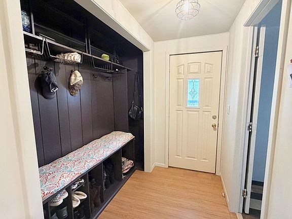 4th image of 205 1st Ave NE