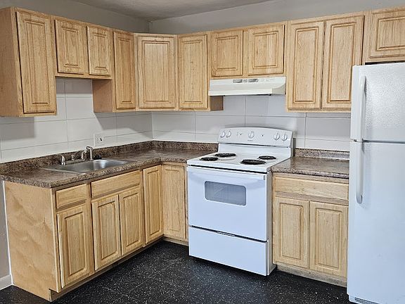 2nd image of 572 Cummins Hwy APT 13