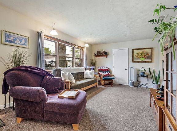 3rd image of 223 Ellen St
