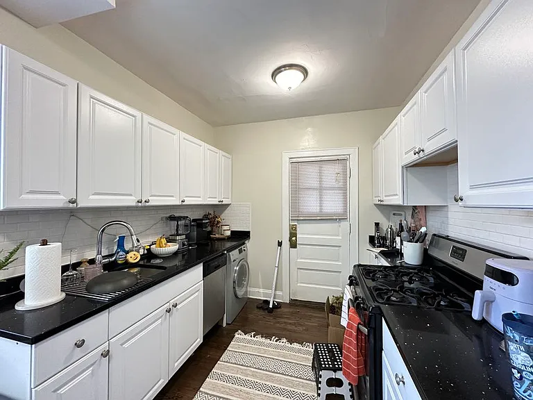 3819.5 N Greenview Ave #W4 — Photo 4