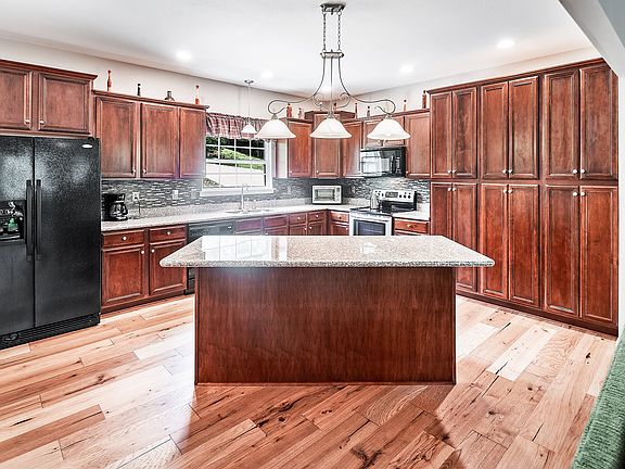 5th image of 121 Stonecliff Ln