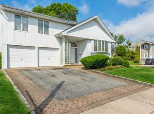 3008 Wynsum Ave, Merrick, NY 11566