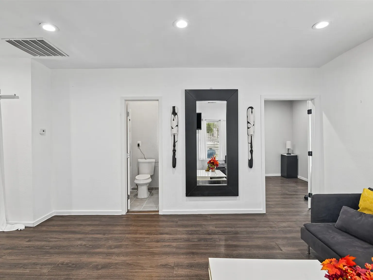 3 bed, 2.0 bath, 1164 sqft, $2,995 — Photo 2