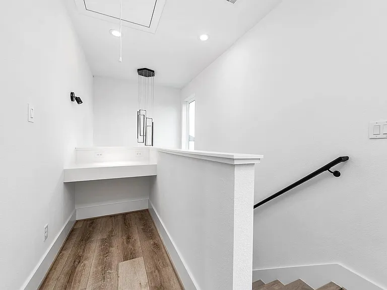 313 N Nagle St — Photo 28