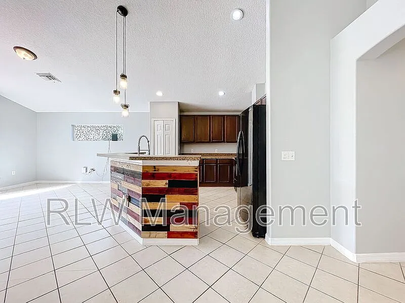 3 bed, 2.0 bath, 2037 sqft, $2,250 — Photo 3