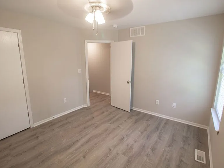 1413 Greensboro Dr — Photo 25