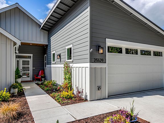 2nd image of 25629 Seabrook Pl NE