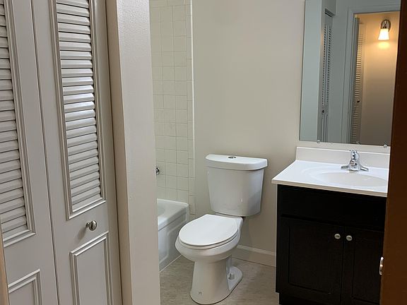 4th image of 1125A W Wilson St