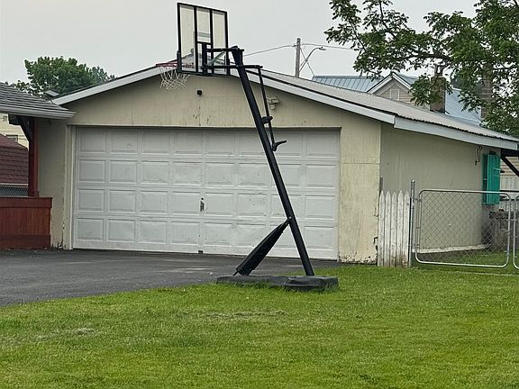 4th image of 516 Rosseel St