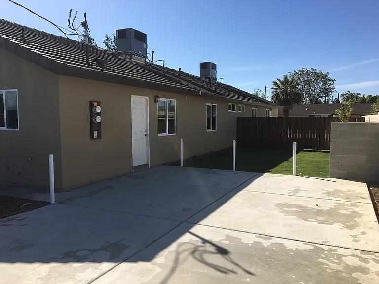 1005 S Baker St — Photo 4