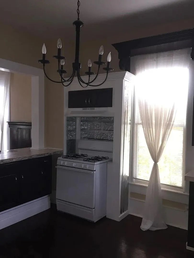 Room in 4 Bedroom Home in San Antonio — Photo 3