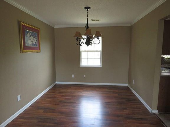 3rd image of 136 Shawnmoor Ln