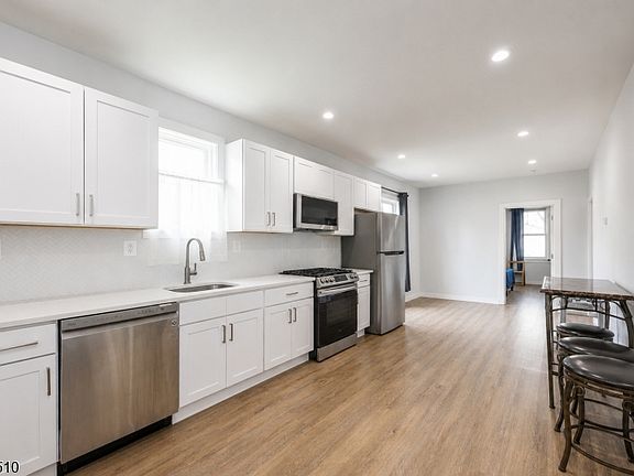5th image of 484 Prospect St