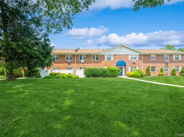 460 Old Town Road #8J, Port Jefferson Station, NY 11776