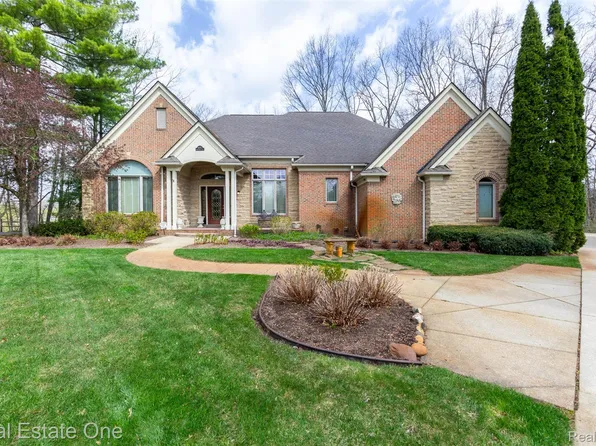 10215 Mill Pointe Dr, Goodrich, MI 48438