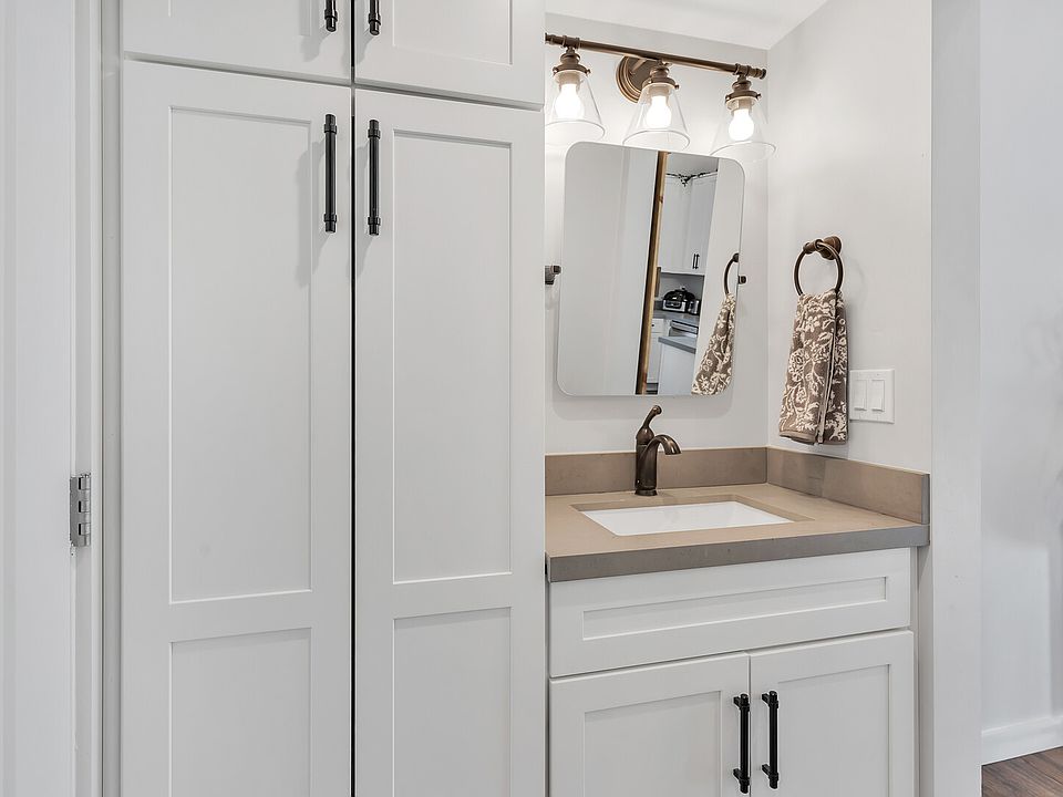 1st image of 522 Leonard Ave #2