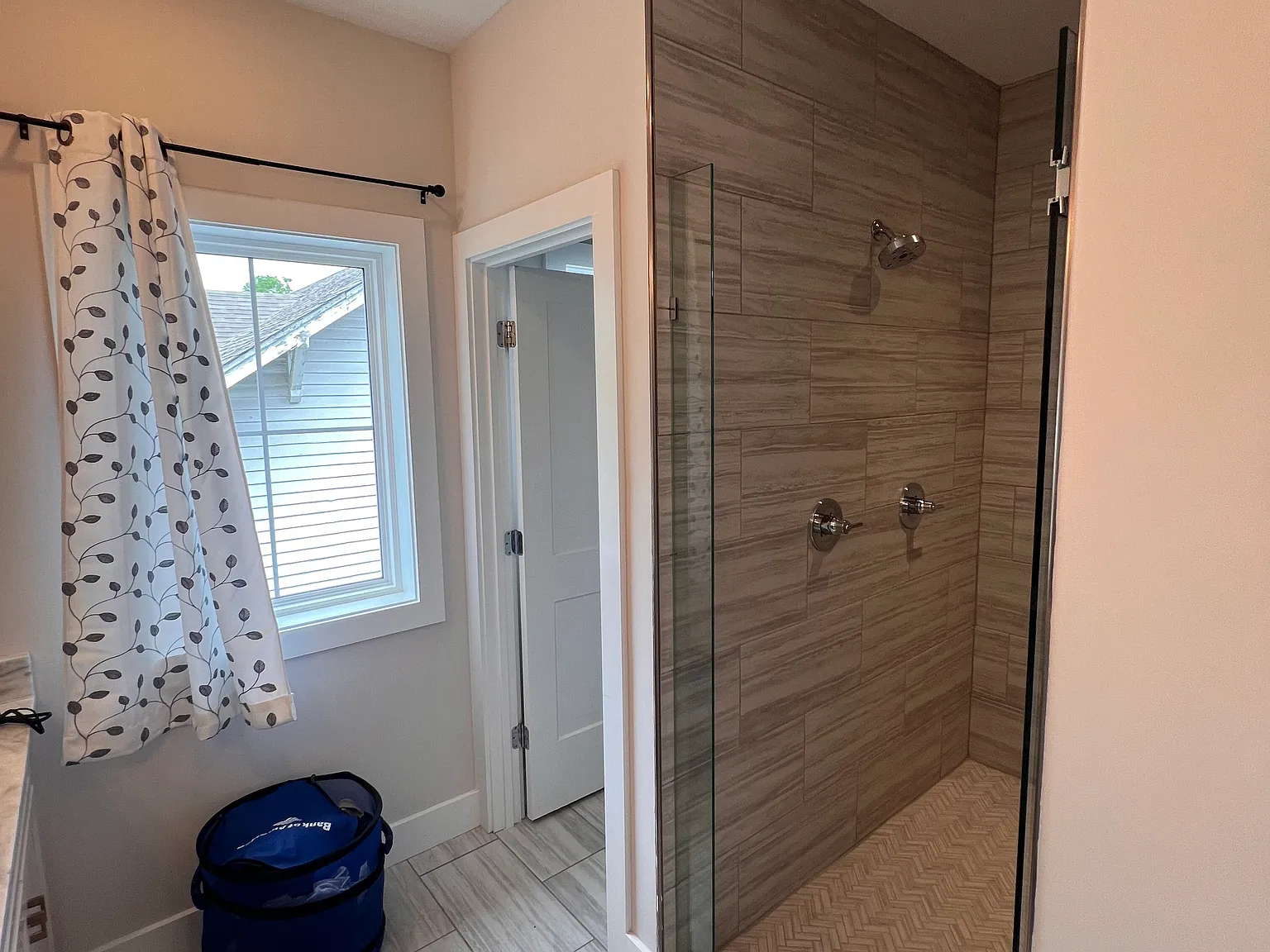 4 bed, 2300 sqft, $1,000 — Photo 3