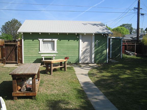 Detached garage