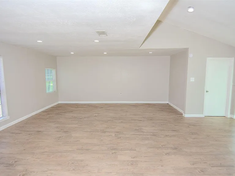 9311 Golden Wood Ln — Photo 3